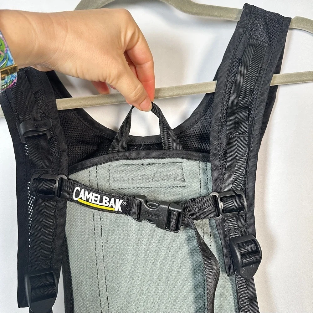 CamelBak Classic Hydration Pack Lightweight Reflective Zip Pocket OS Black Gray